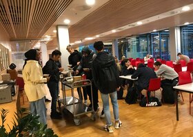 Frokost i kantina - Hadeland videregående skole - Klikk for stort bilde